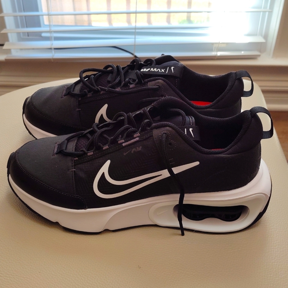 Nike Air Max Black & White Size 10.5